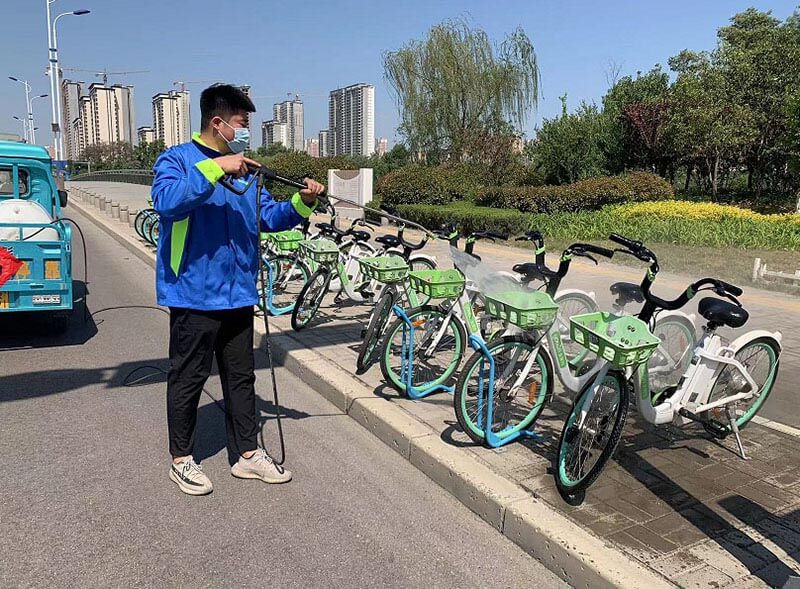 機(jī)器沖洗+人工擦拭，讓助力車(chē)重現(xiàn)靚麗“容顏”1