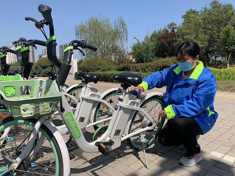 機(jī)器沖洗+人工擦拭，讓助力車(chē)重現(xiàn)靚麗“容顏”2